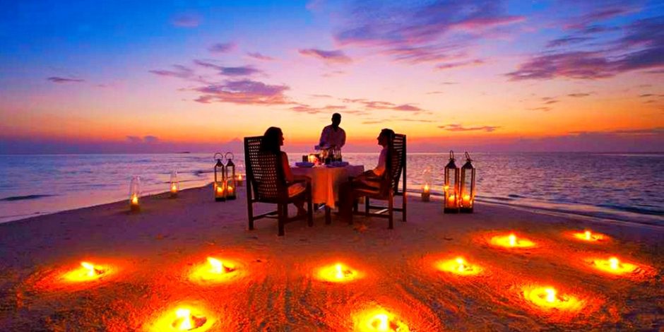 honeymoon holiday dinner near the sea